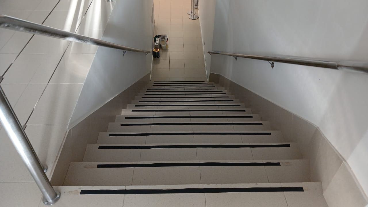Señalización antideslizante en escalera