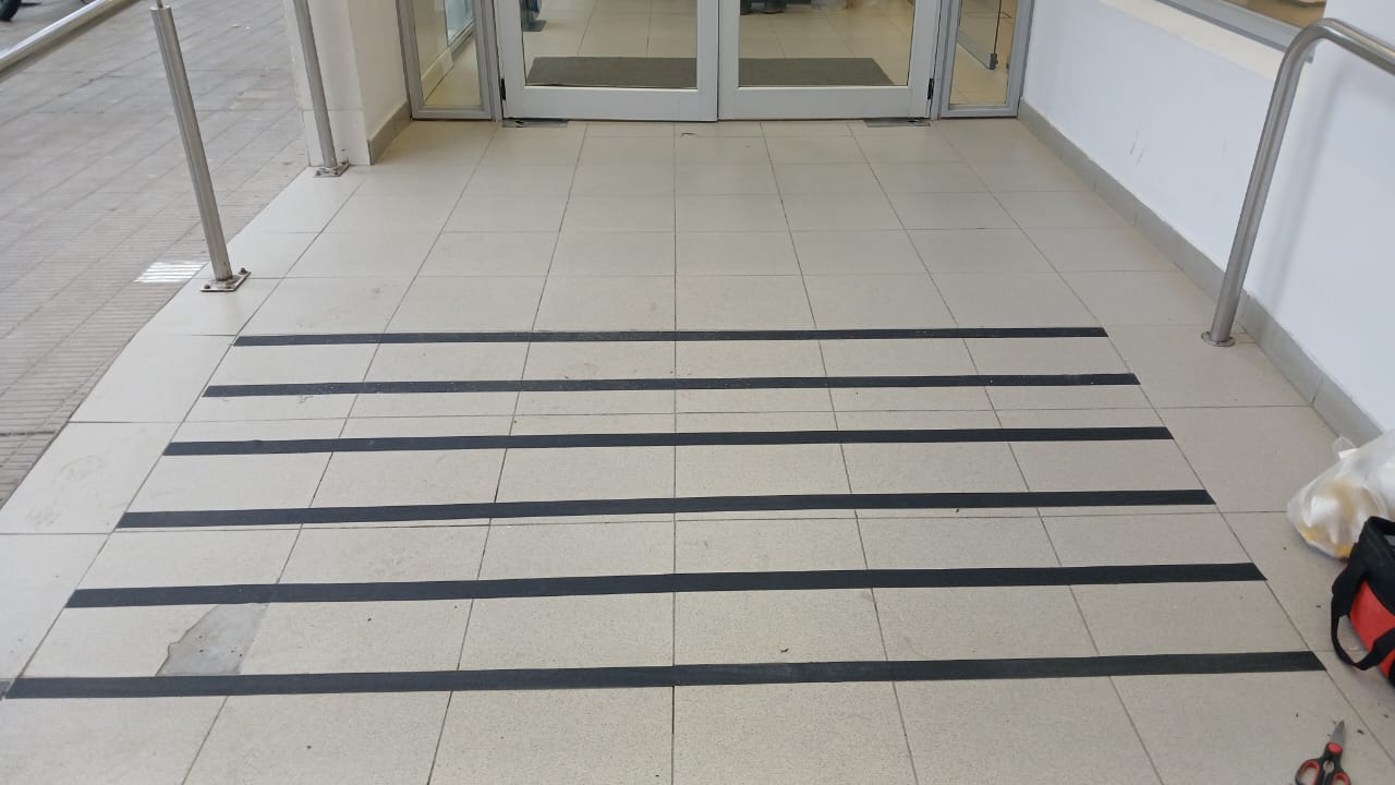 Accesibilidad en ingreso principal